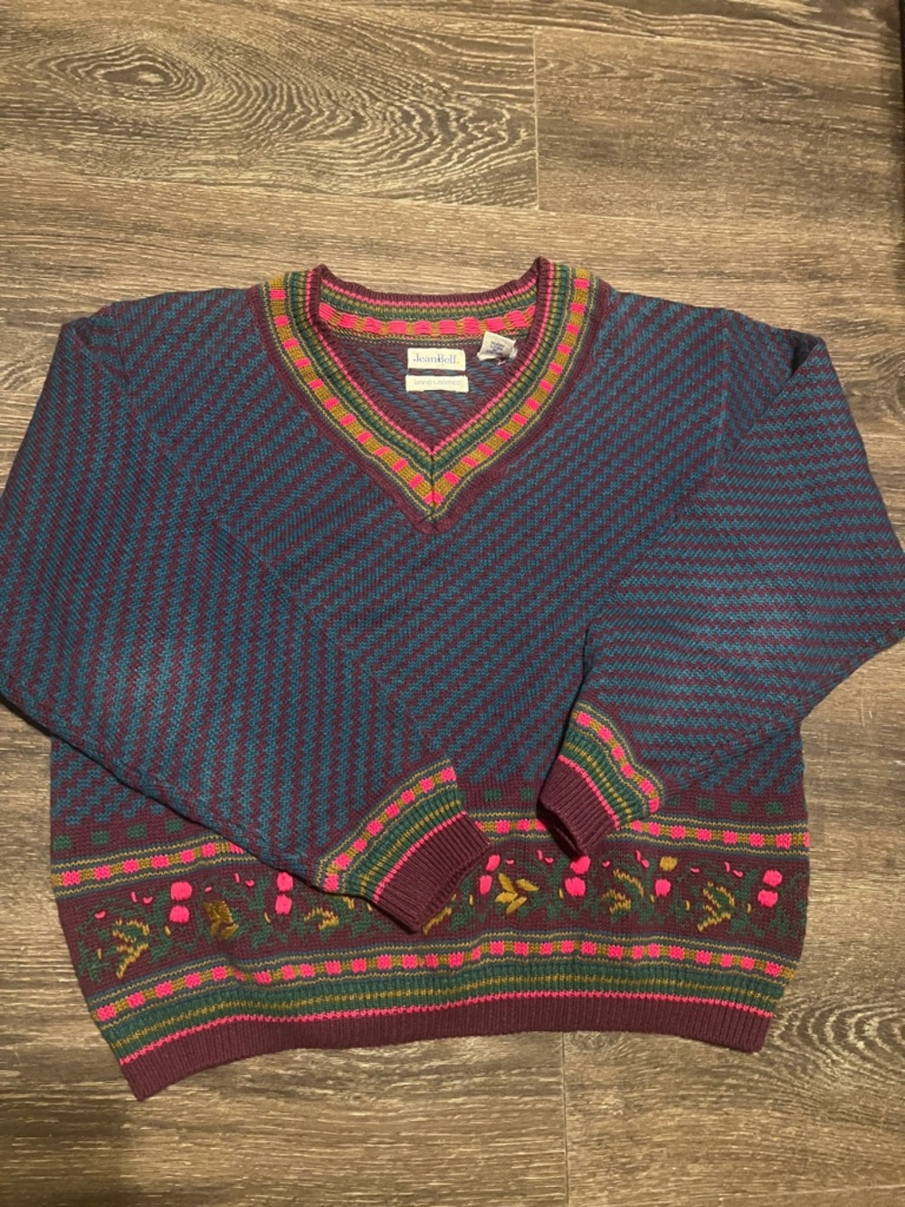 Vibrant Navy & Burgundy V-Neck Patterned Women’s Sweater